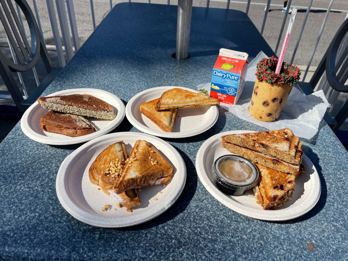 universal-orlando-holidays-food-review-battery-park-booth-cookies-and-milk-pressed-sandwiches-34-9319850