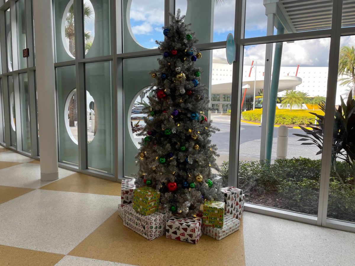cabana-bay-christmas-decorations-0-4389775