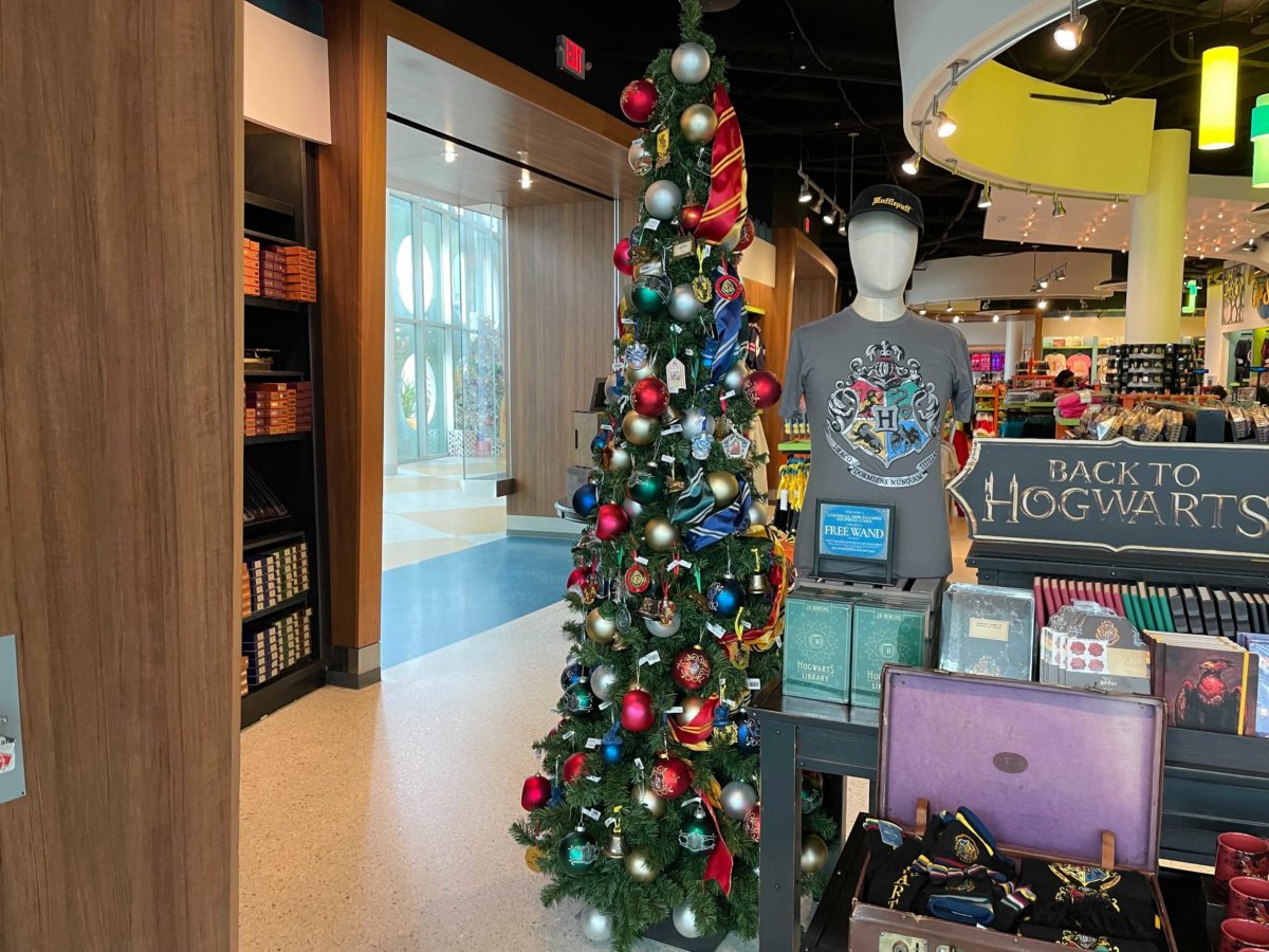 cabana-bay-christmas-decorations-27-6207367