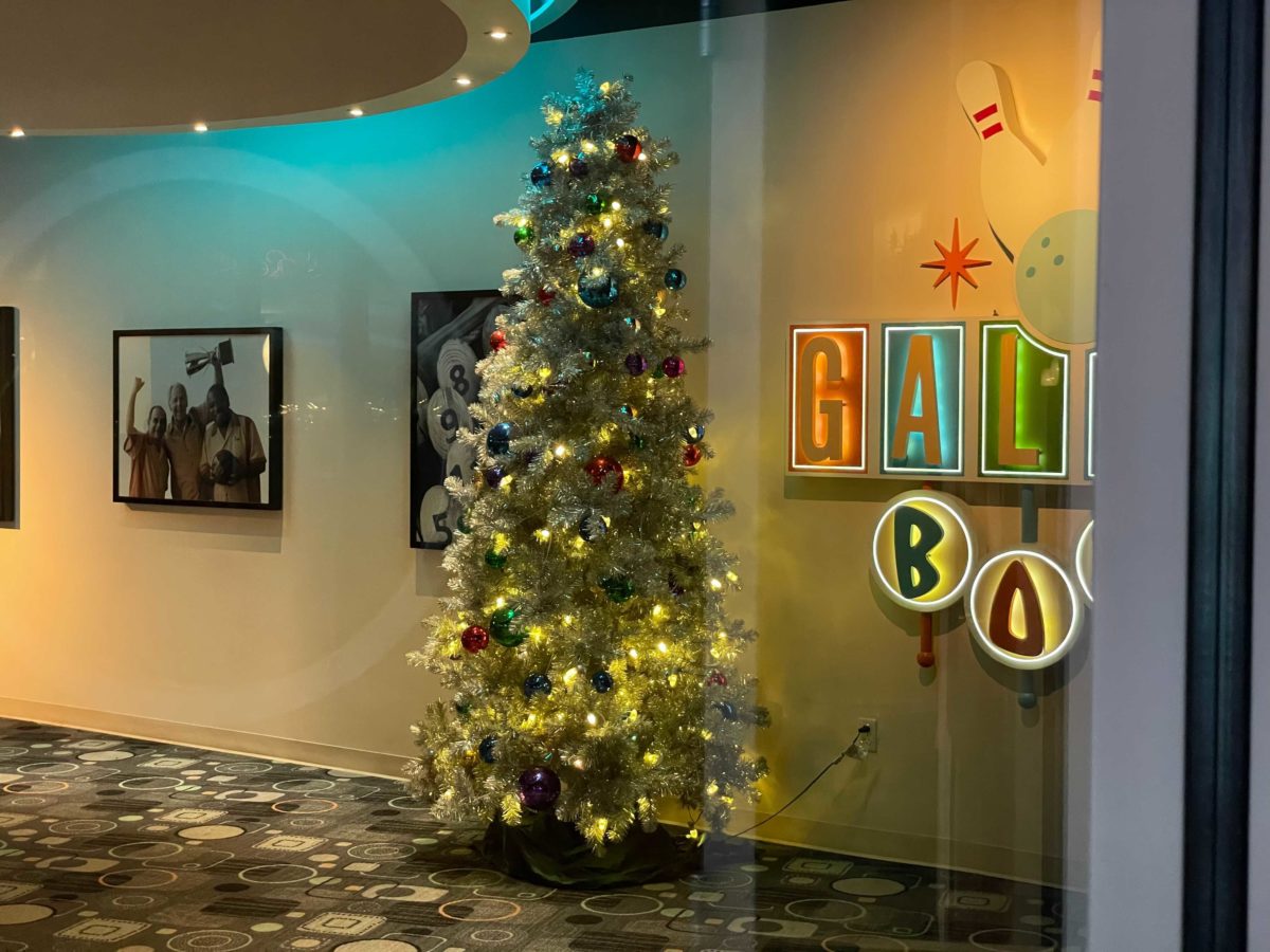 cabana-bay-christmas-decorations-39-2061314