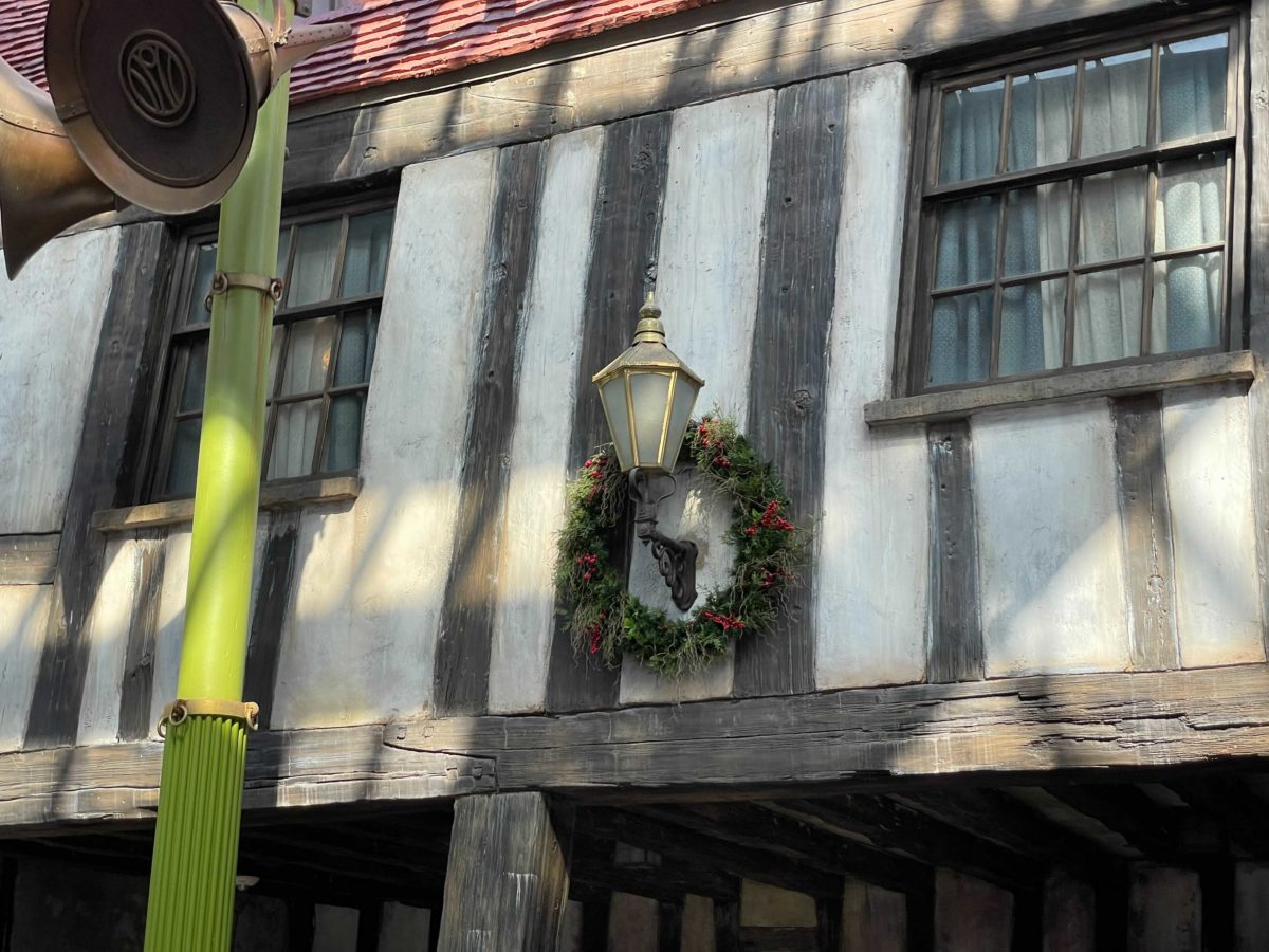 diagon-alley-christmas-decorations-3-6429876