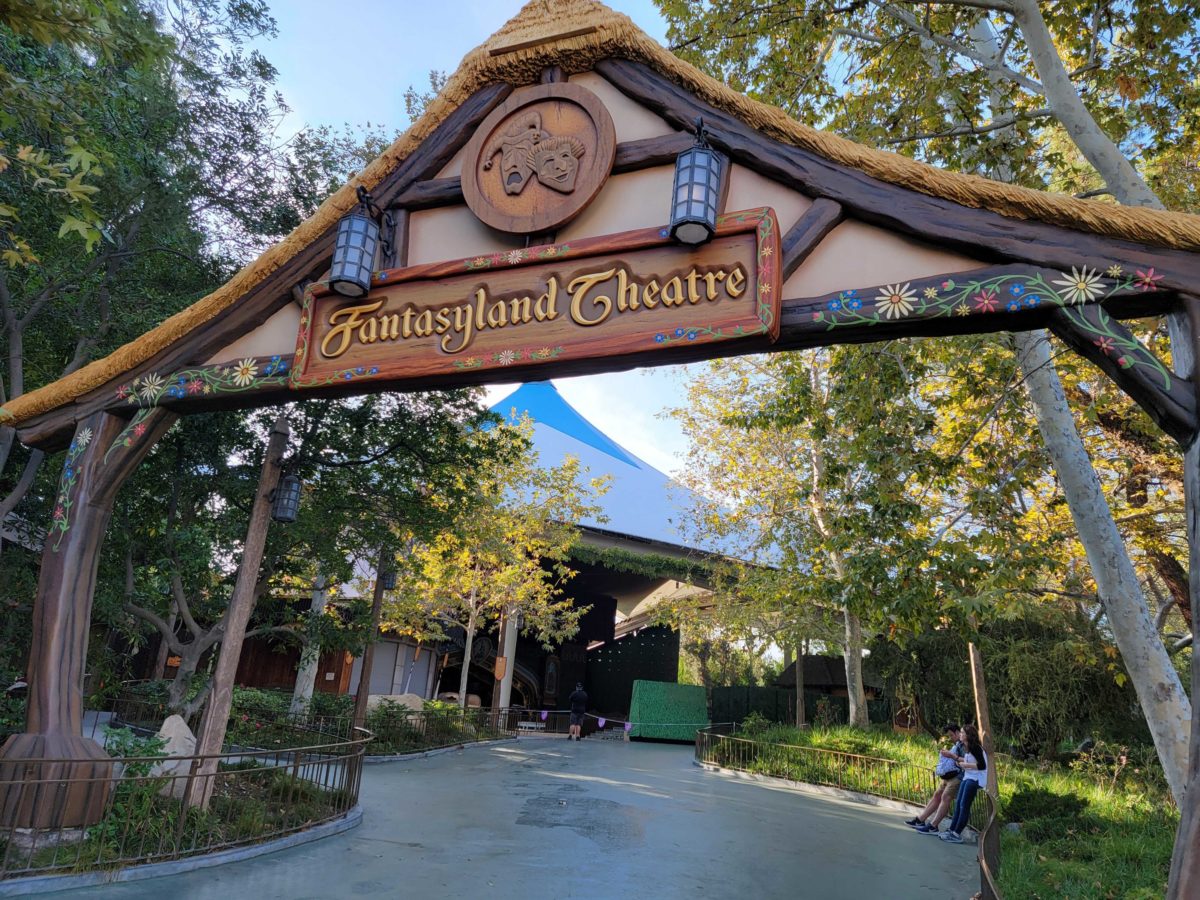 fantasyland-theatre-entrance-143415-7674806