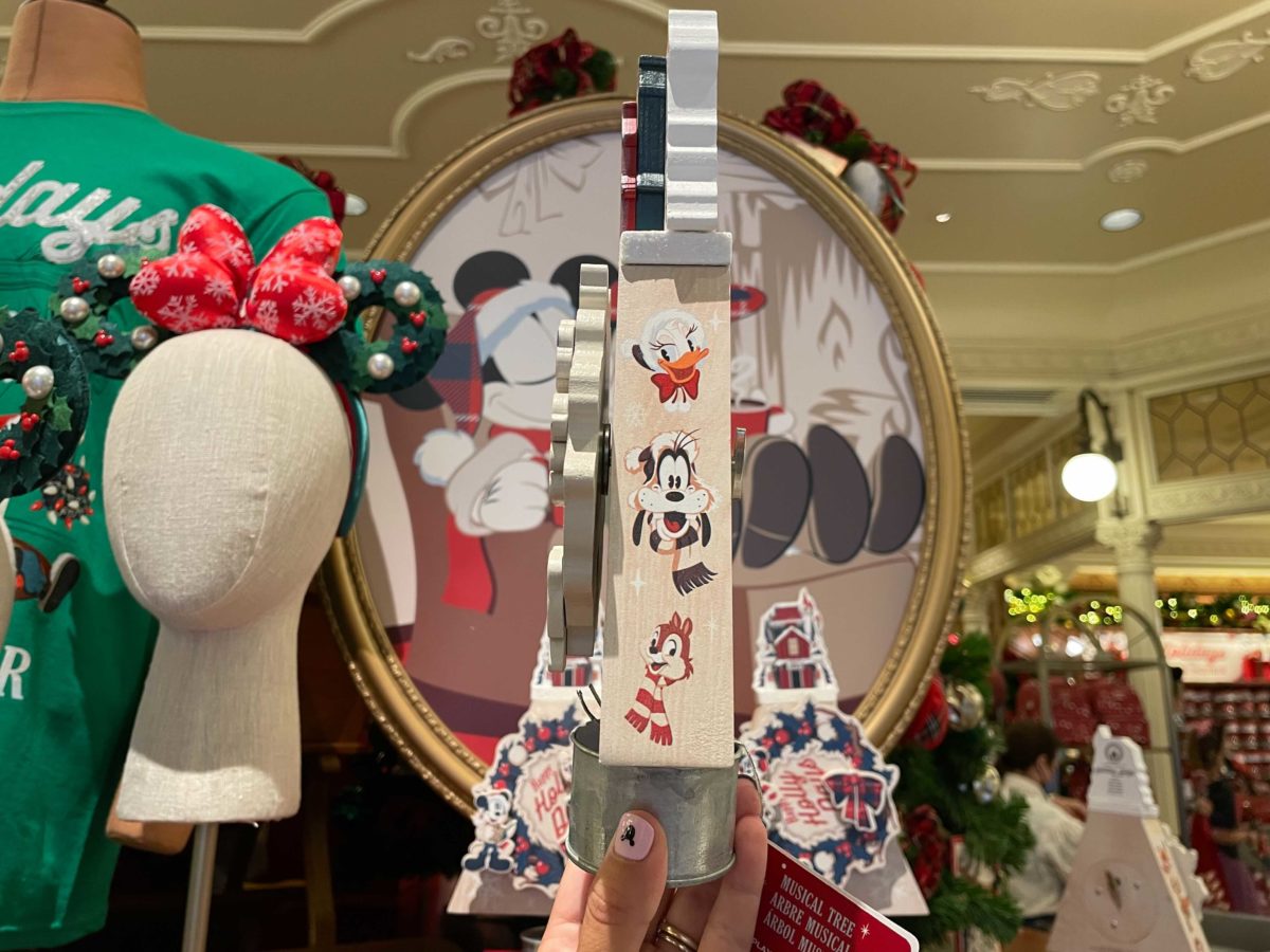 holiday-merchandise-12-3352544