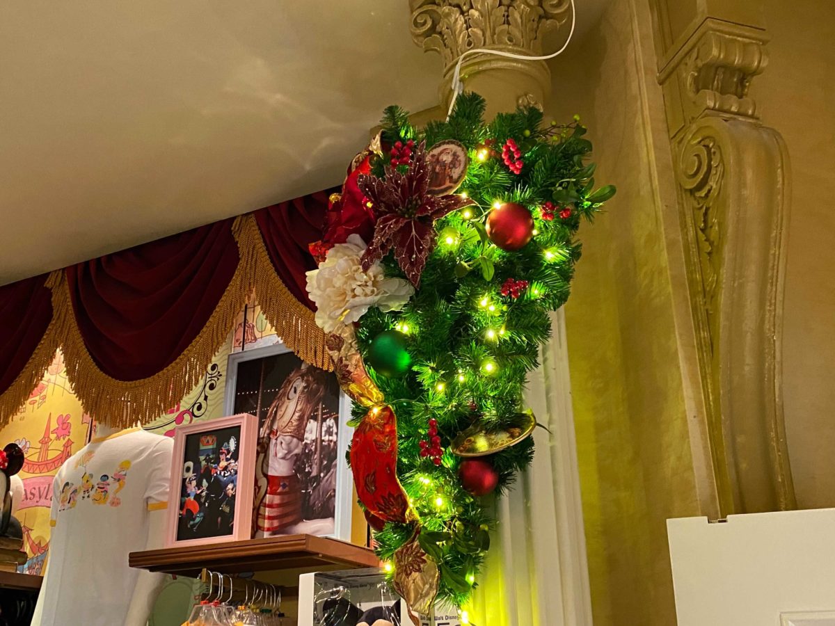 main-street-cinema-christmas-decorations-01t091104-595-5696894