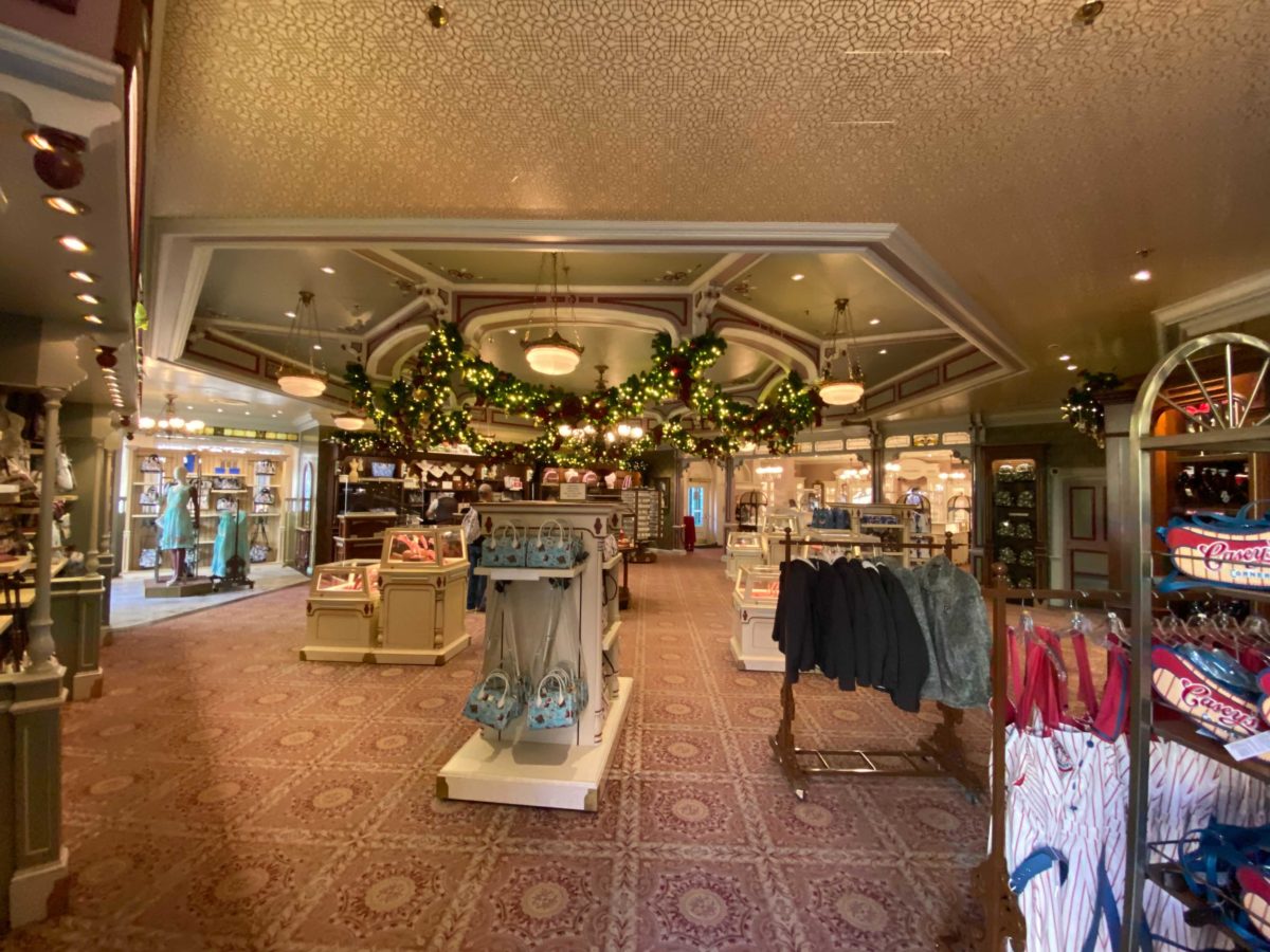 main-street-cinema-christmas-decorations-01t091109-119-6785213