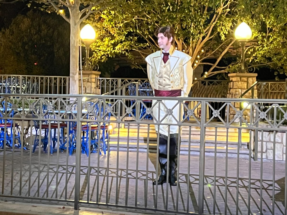 the happiest hans-anna-character-sighting-nights-1