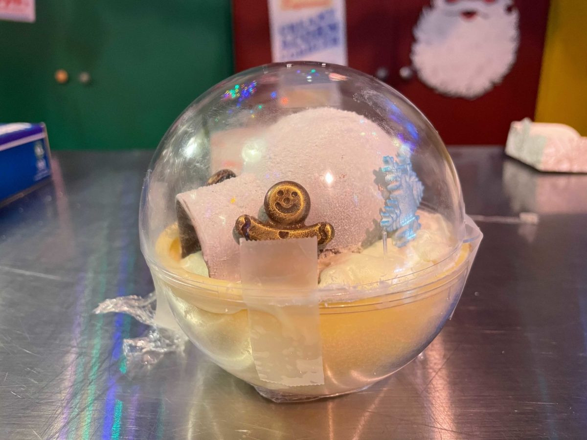 universal-studios-holiday-tribute-store-snow-globe-cake-review-21-1-5429846