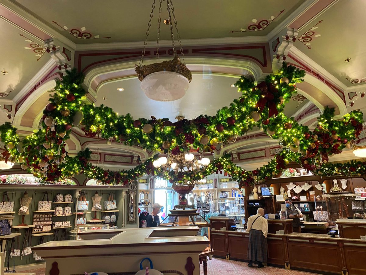 uptown-jewelers-christmas-decorations-01t091116-848-8399300