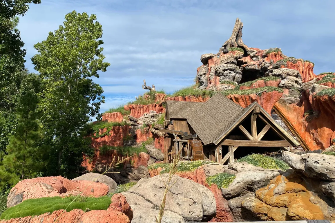 splash-mountain-scaffolding-removed-2496749-scaled-8884080