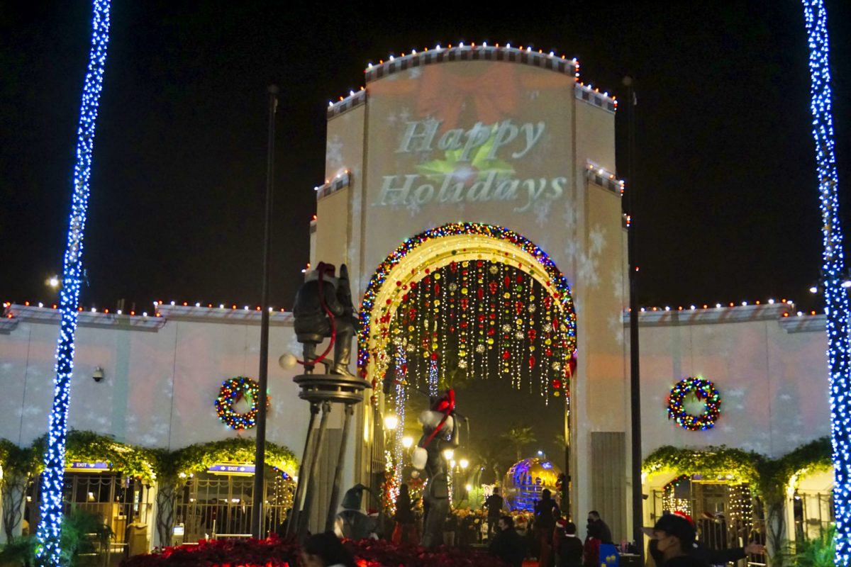 ush-park-exit-arch-christmas-projection