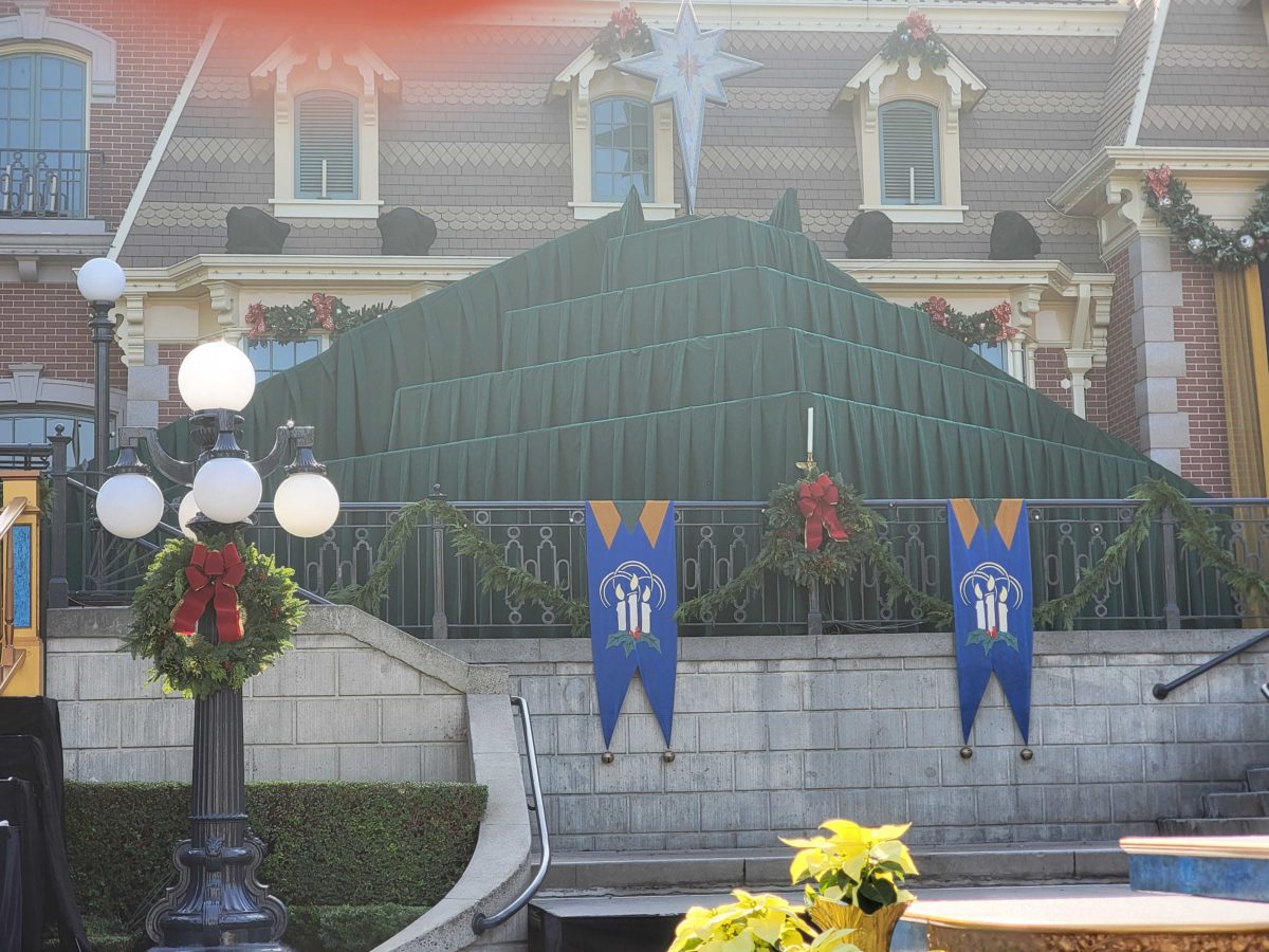 disneyland-candlelight-processional-stage-2-3565811