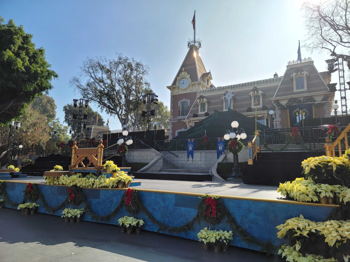 disneyland-candlelight-processional-stage-3-8598126