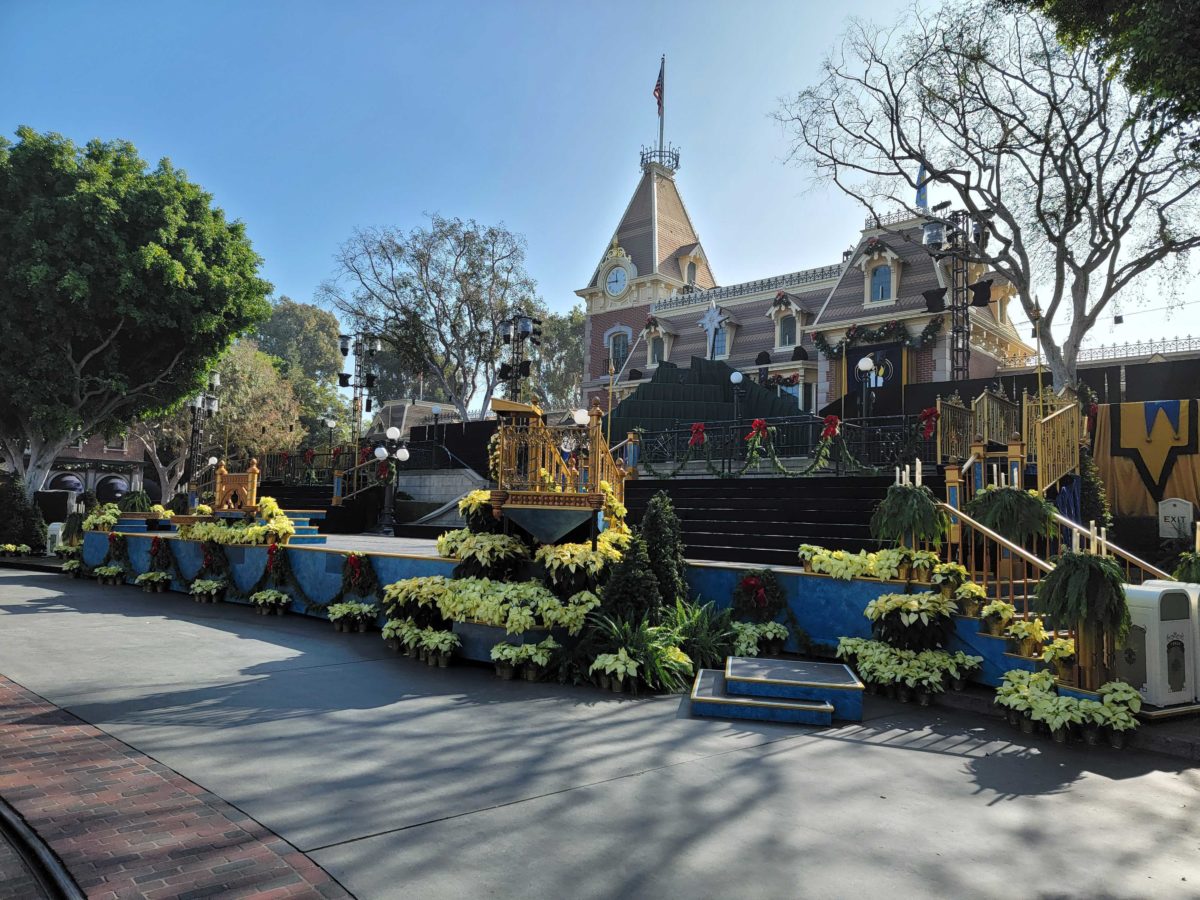 disneyland-candlelight-processional-stage-4-8496544