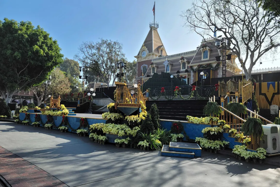 disneyland-candlelight-processional-stage-4-8496544-scaled-8783843
