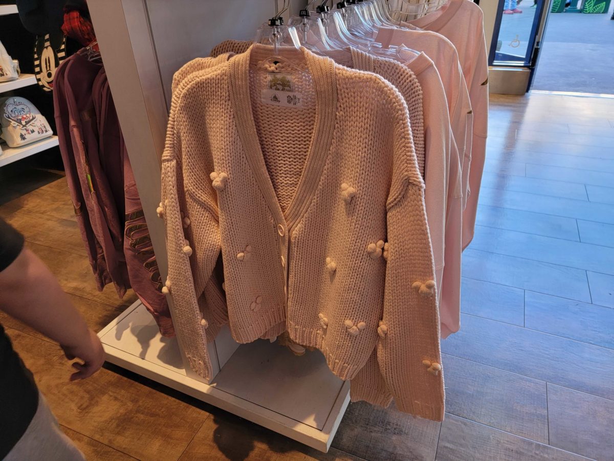 pink-sweater_135042-2171775