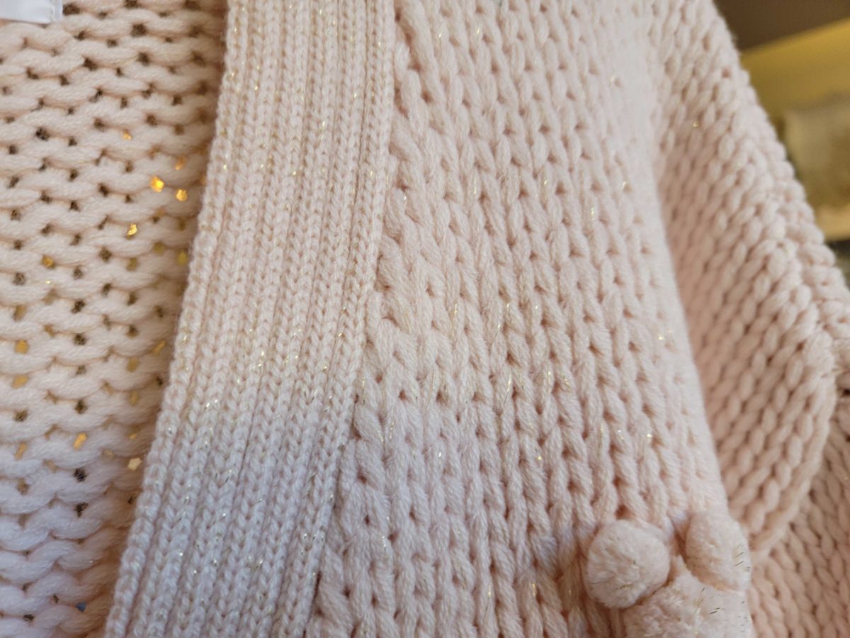 pink-sweater_135059-4868501