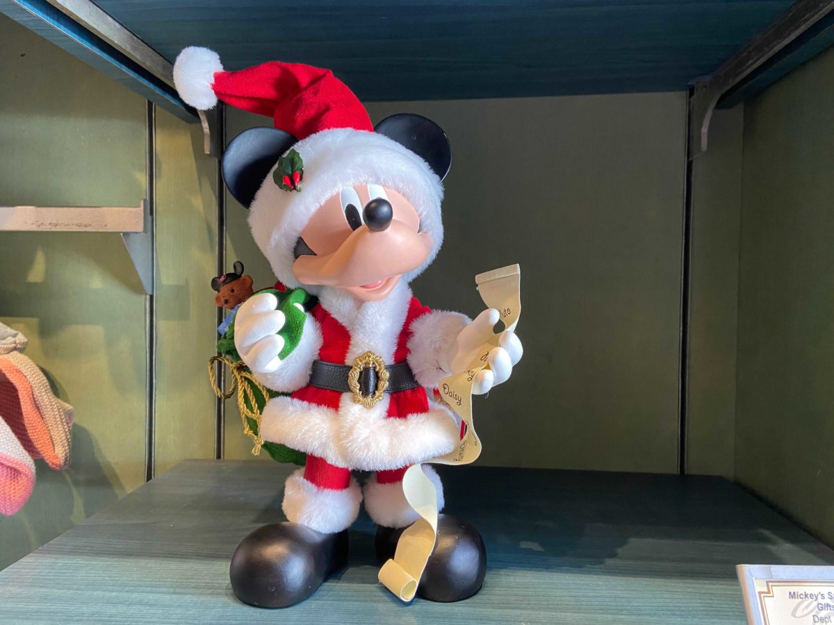 santa-mickey-figure-1-3014900