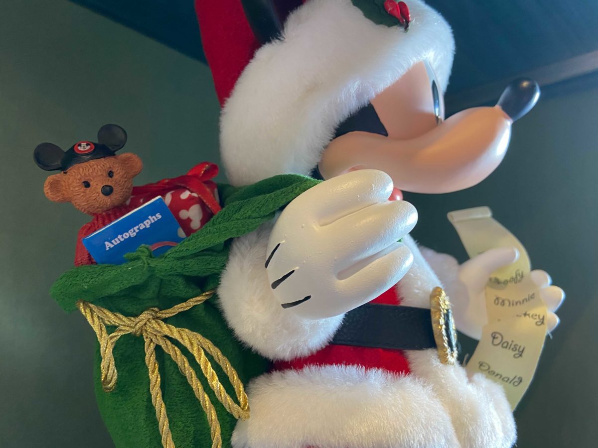 santa-mickey-figure-7-2788147