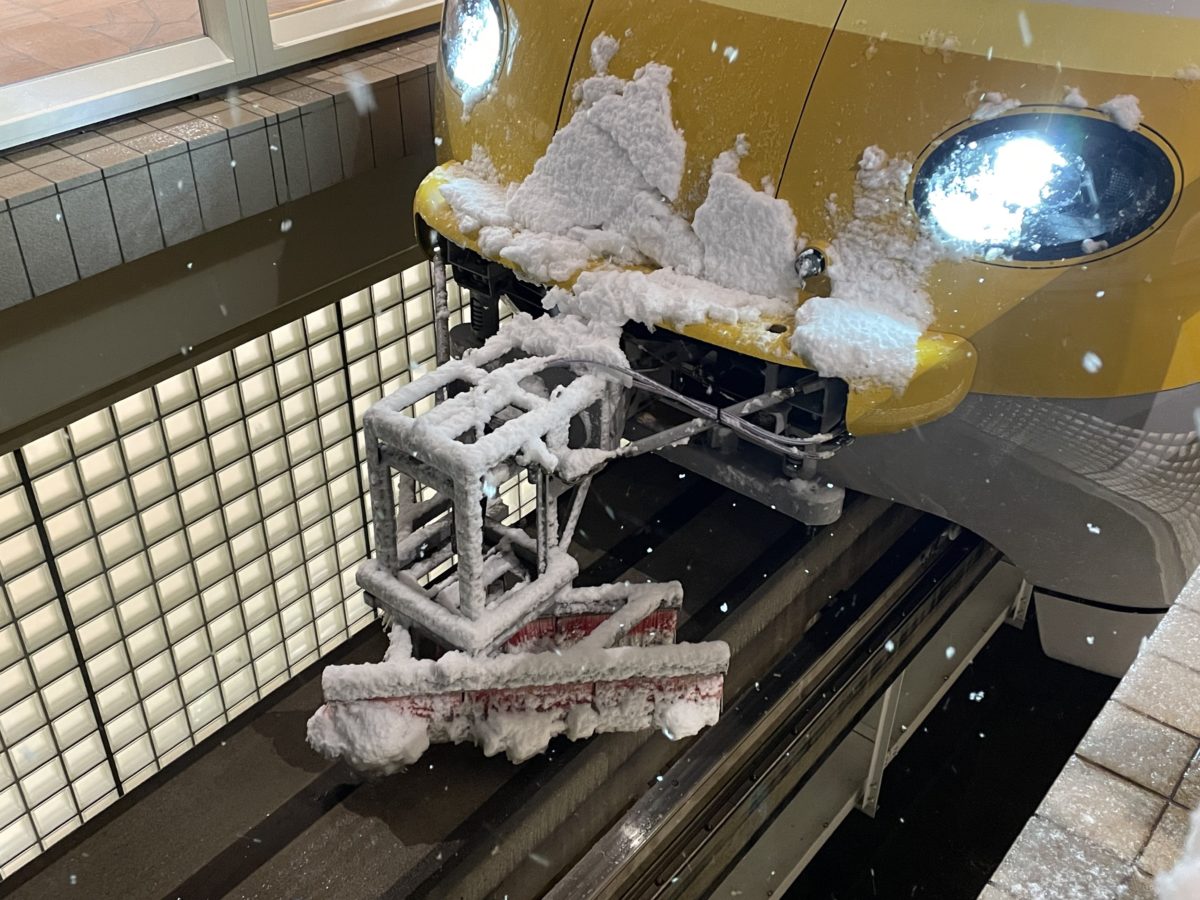 tokyo-disney-monorail-snow-plow-1-9701329