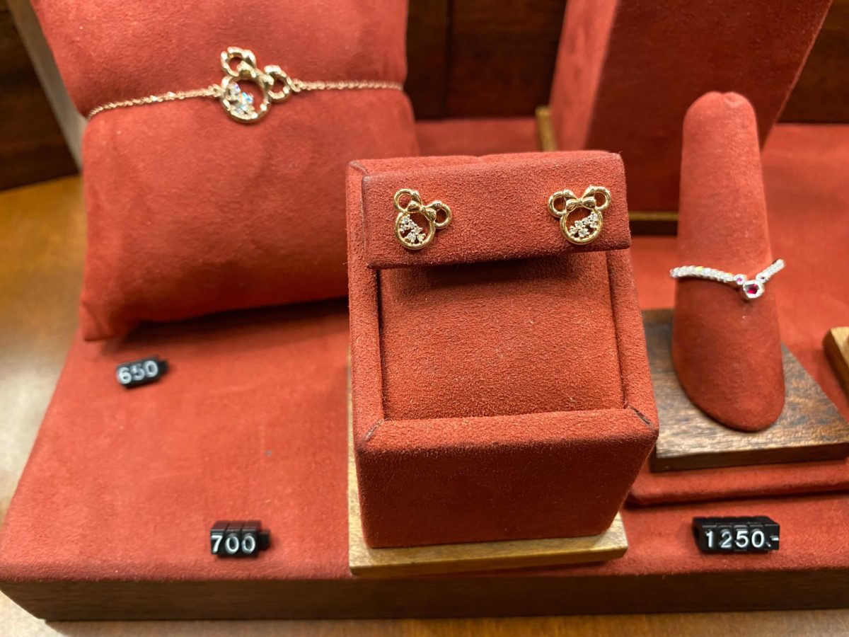 minnie-diamond-earrings-2-8871786