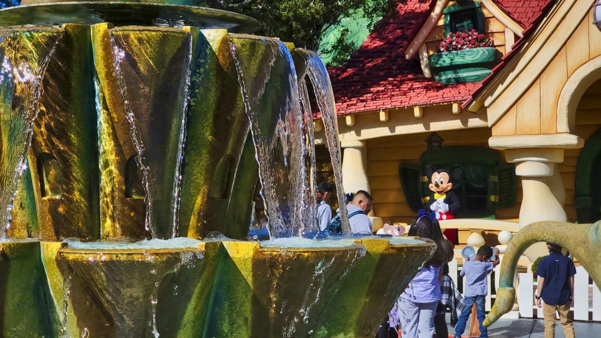 Mickey at Mickeys House with Fountain
