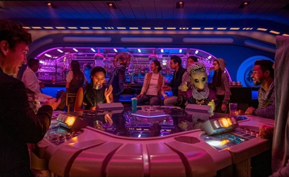 Guests dining on Star Wars: Galactic Starcruiser