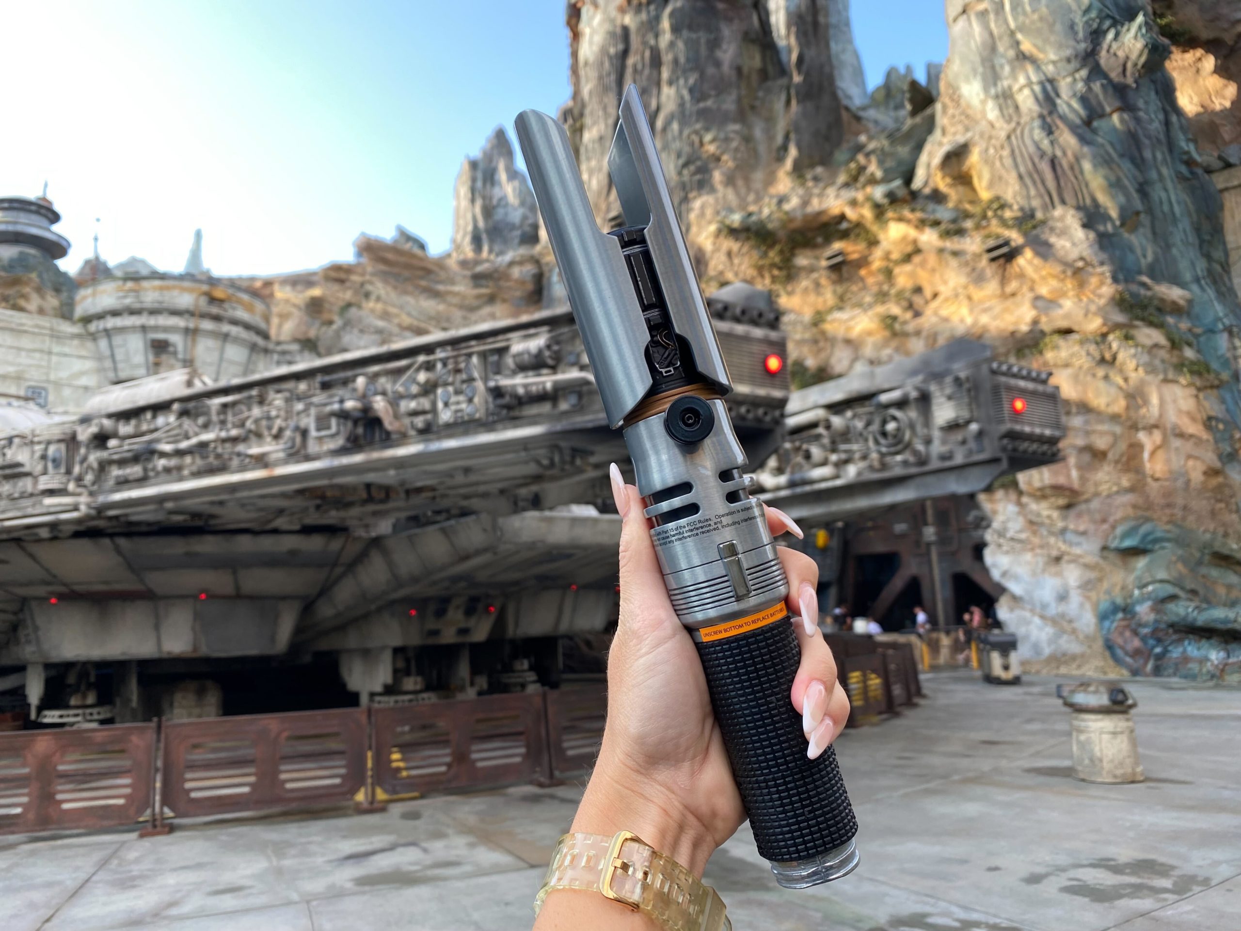 Cal Kestis Legacy Lightsaber Finally Debuts At Star Wars Galaxy S Edge In Disney S Hollywood