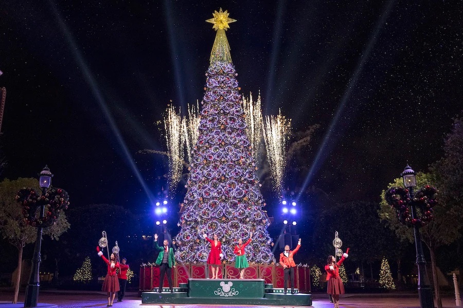 Hong Kong Disneyland christmas tree