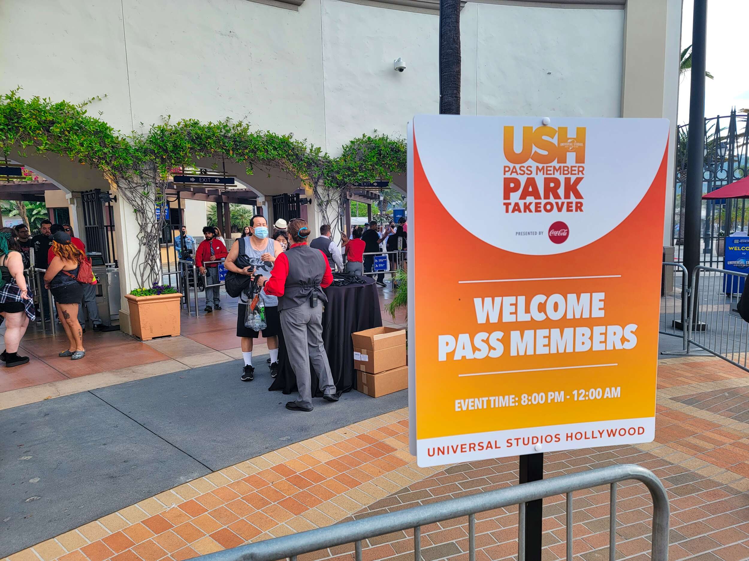 USH Pass Member Park Takeover Night badge pickup
