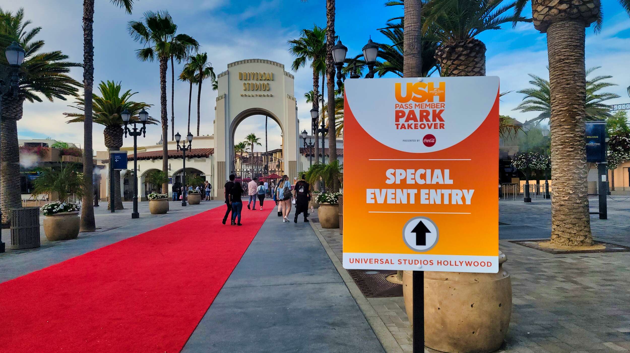 USH Pass Member Park Takeover Night entrance with arch stock