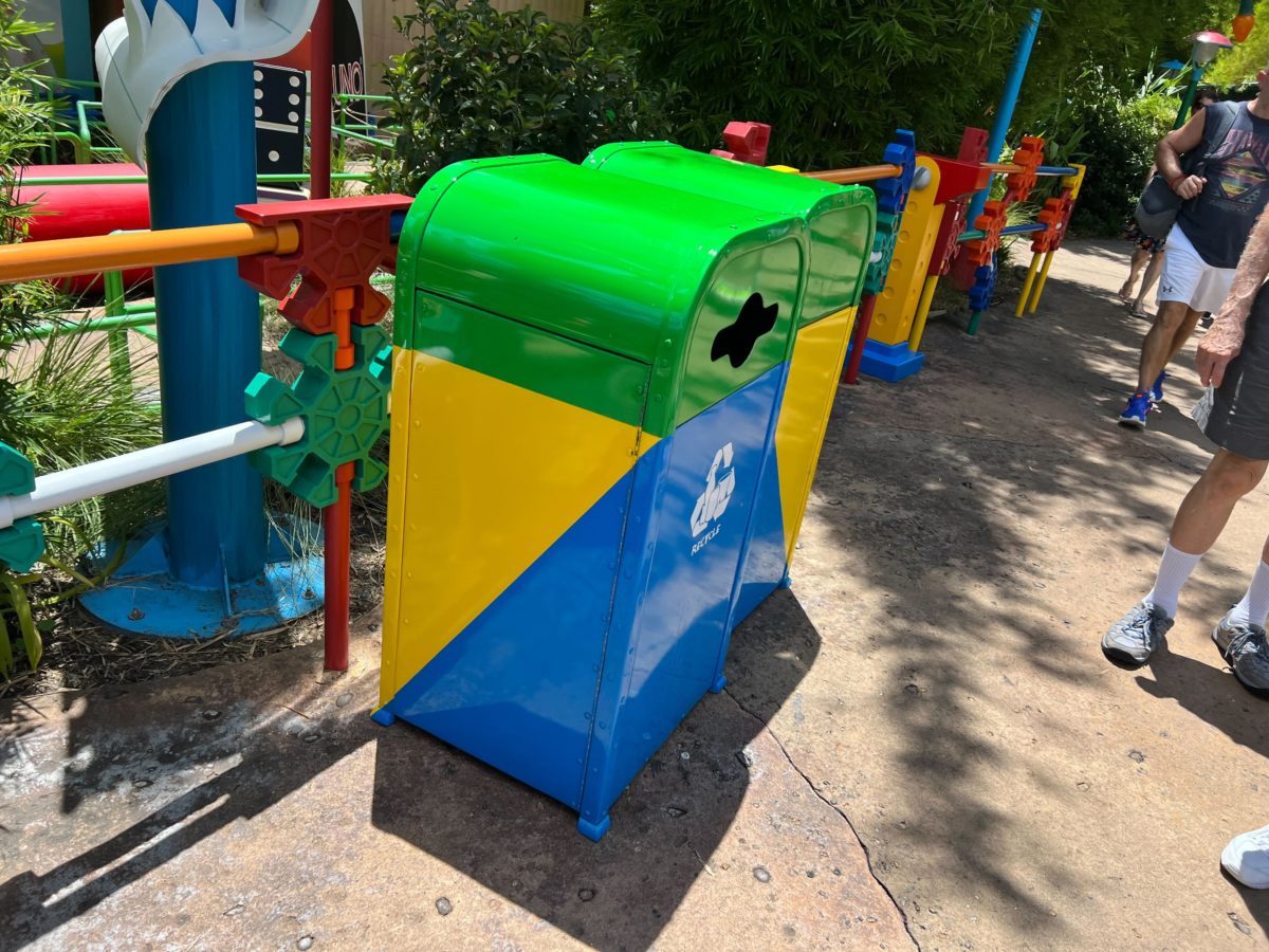 toy story land trash cans 0