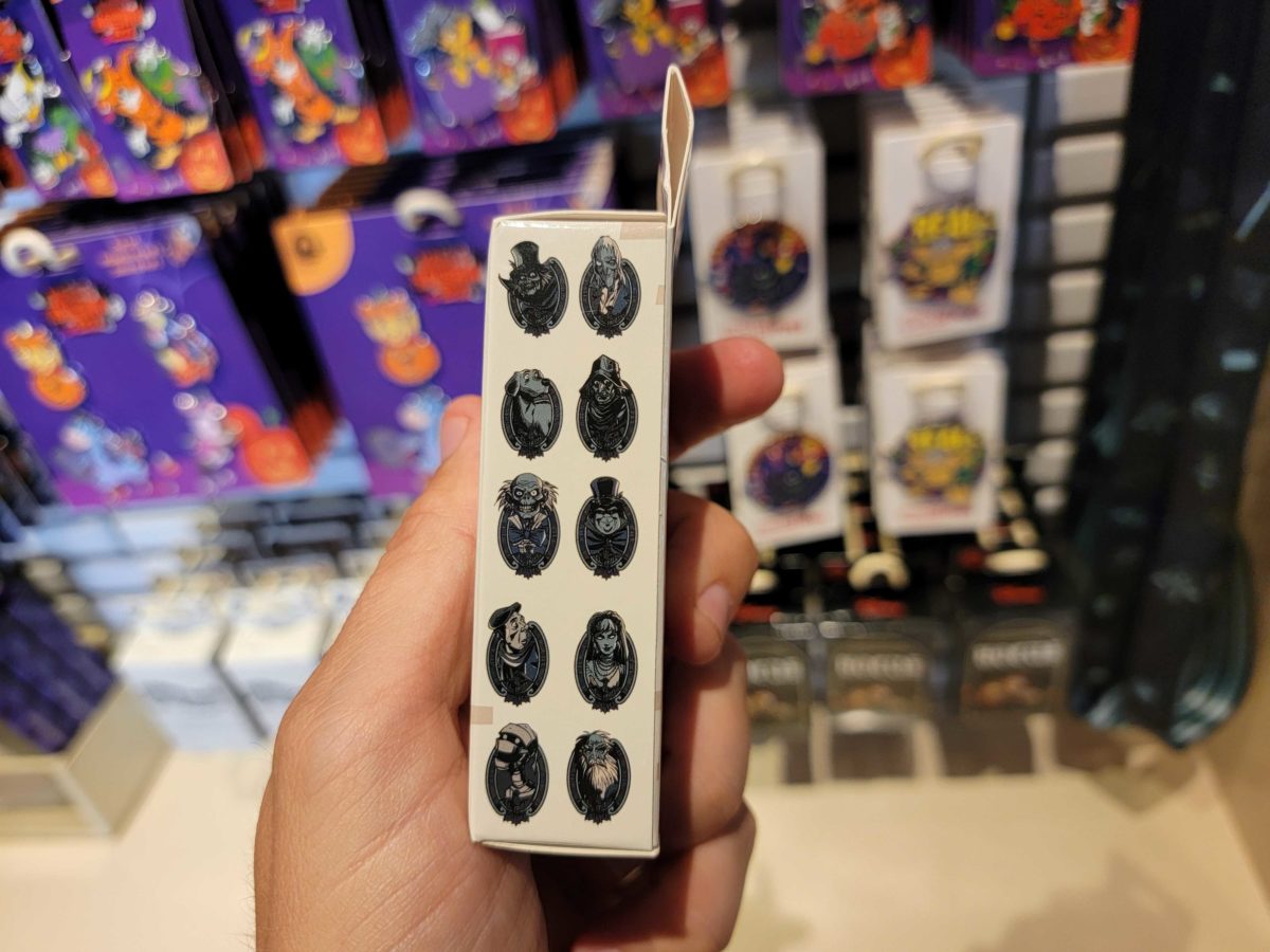 Disneyland pins 8.22 101014