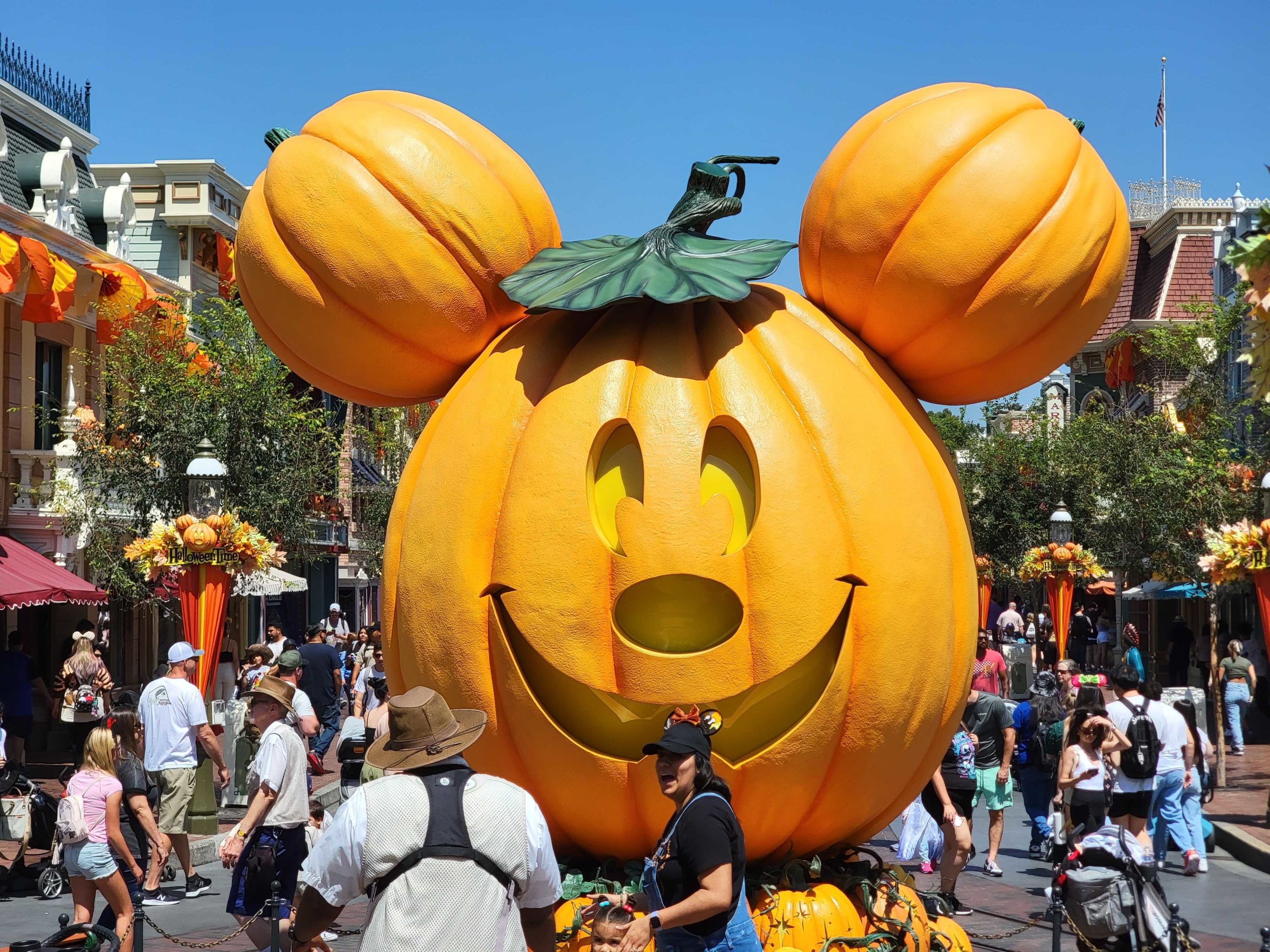 DisneylandGiantMickeyPumpkins2022 2 scaled