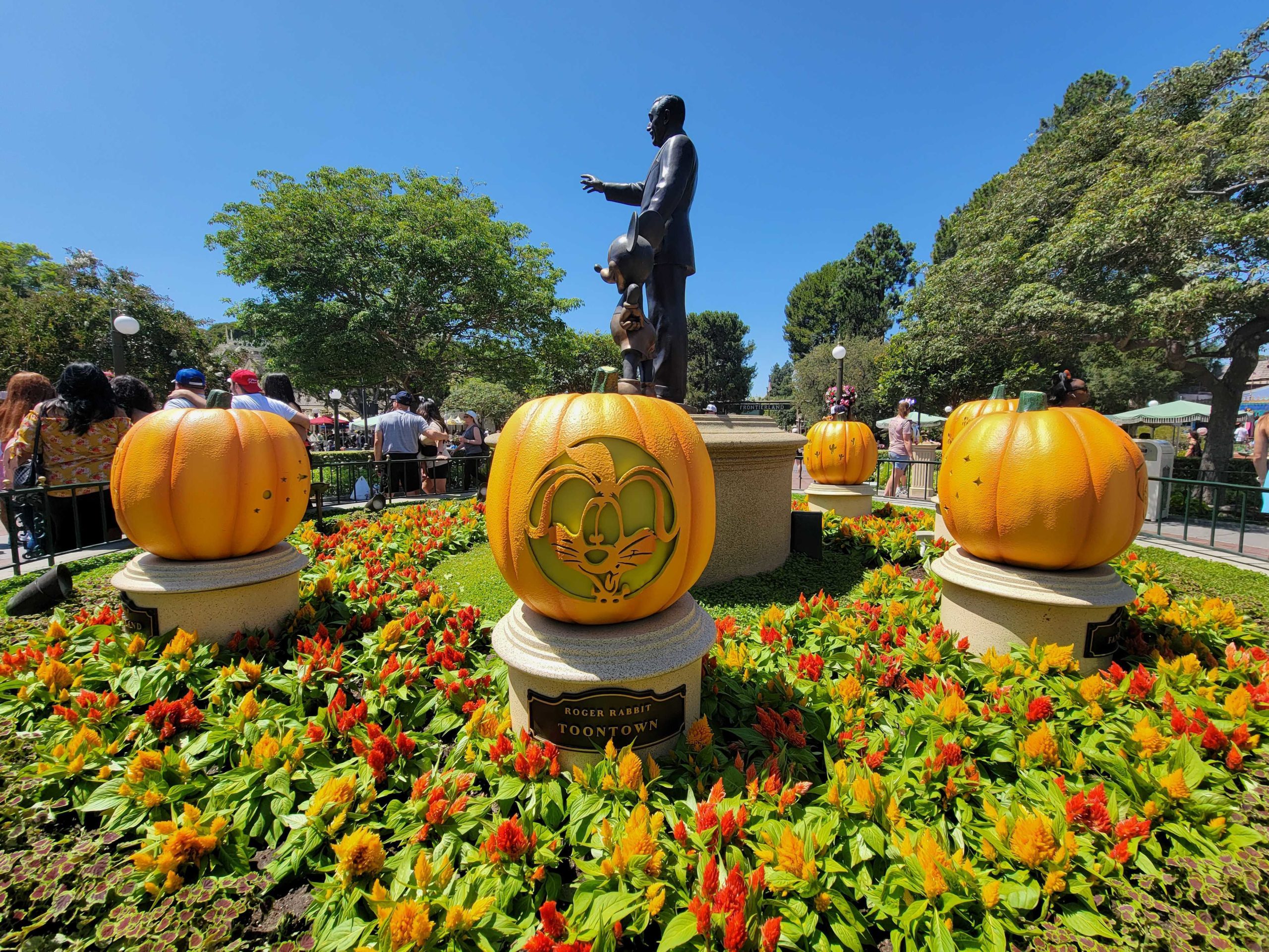 DisneylandGiantMickeyPumpkins2022 6 scaled