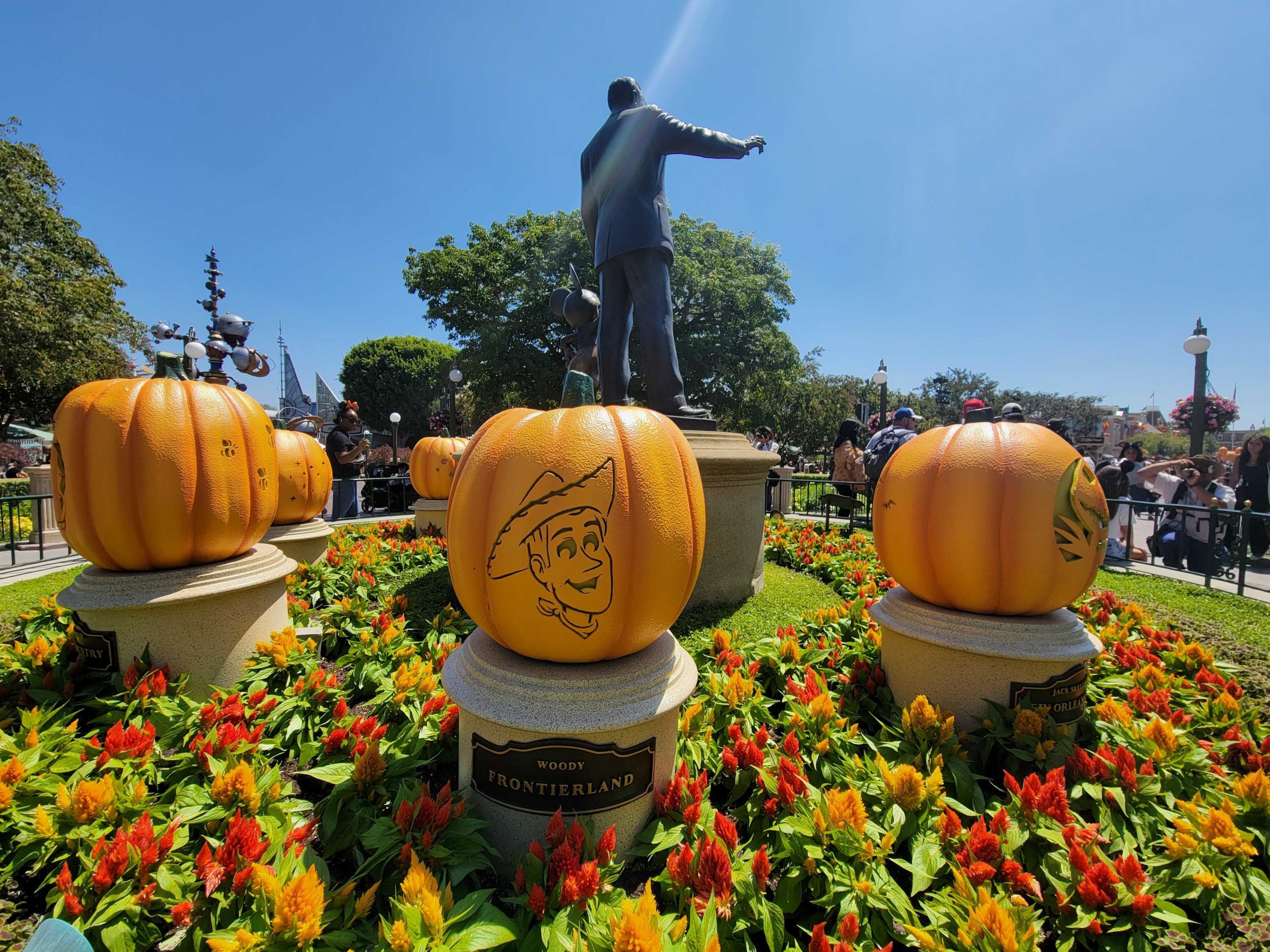 DisneylandGiantMickeyPumpkins2022 9 scaled