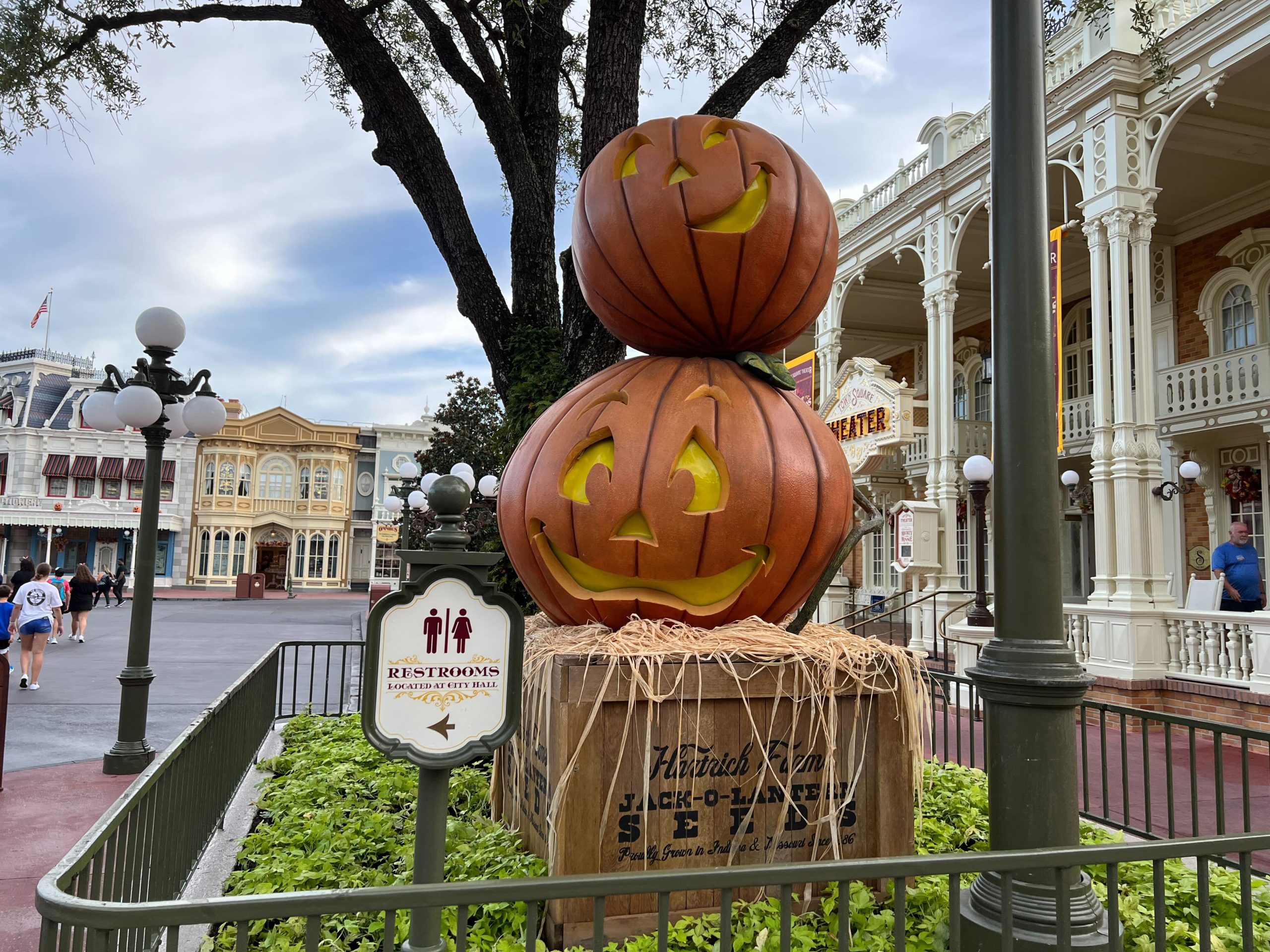 MK Main Street Halloween decor 2022 12 scaled