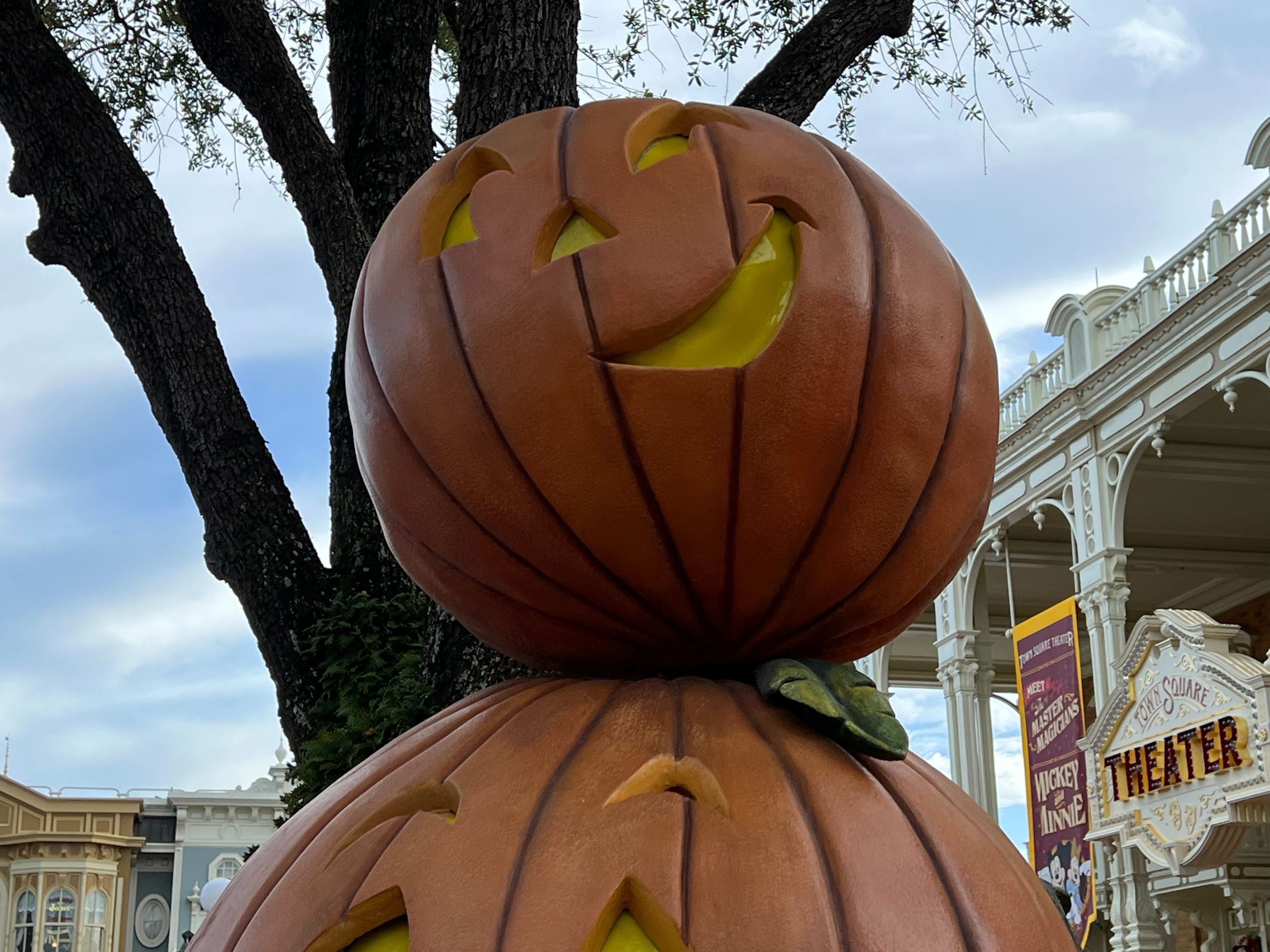 MK Main Street Halloween decor 2022 14 scaled