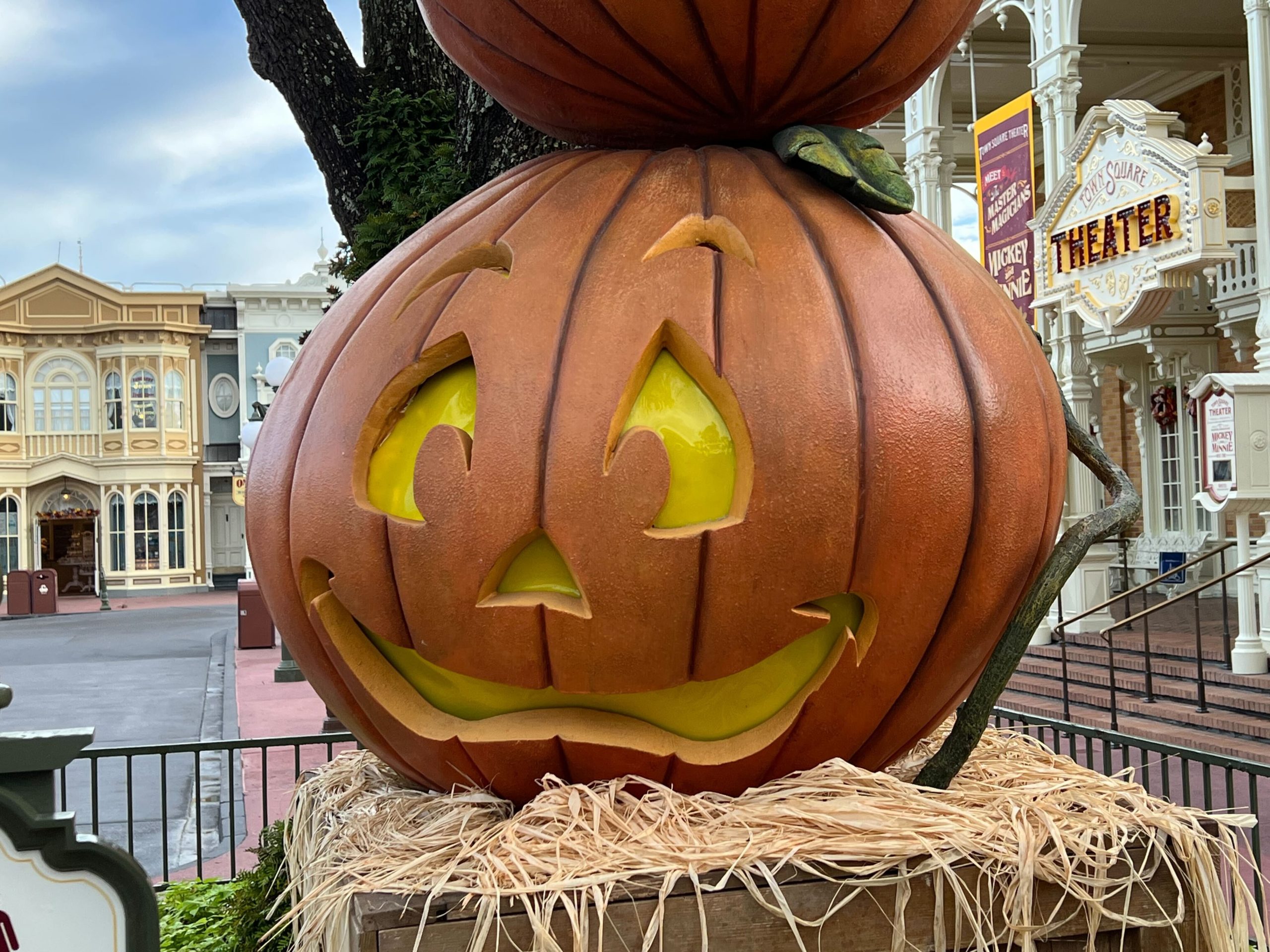 MK Main Street Halloween decor 2022 15 scaled