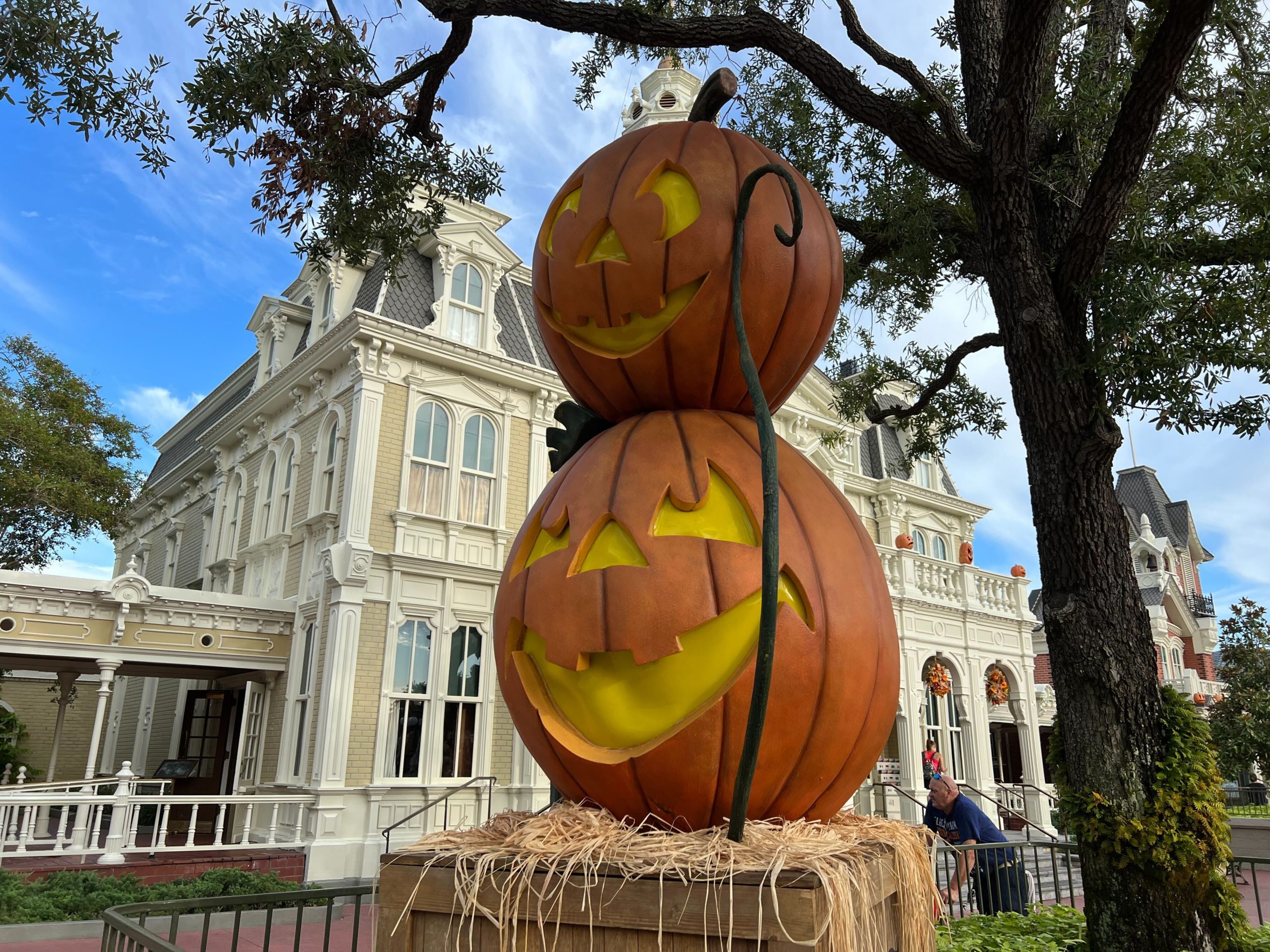 MK Main Street Halloween decor 2022 5 scaled