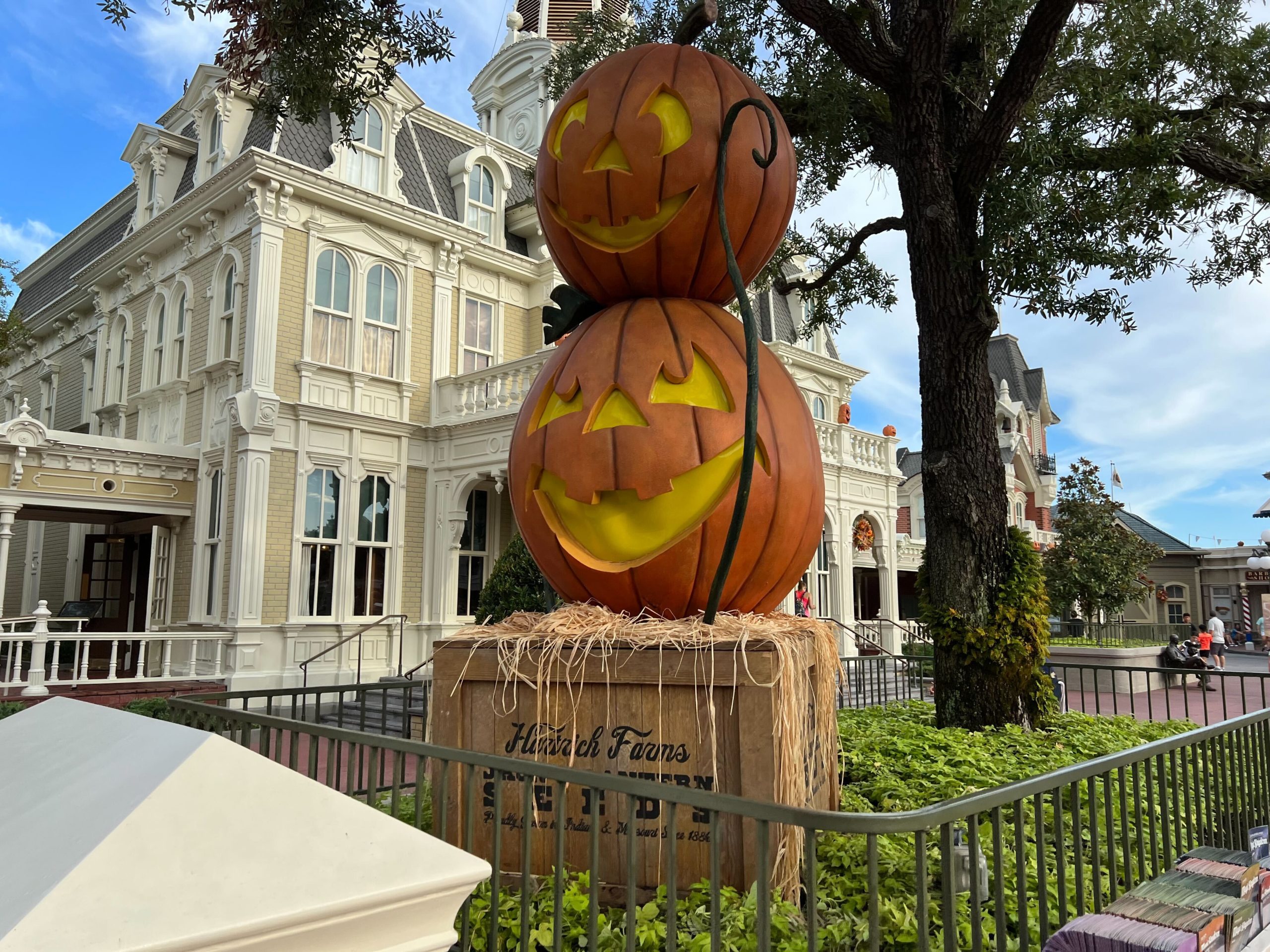 MK Main Street Halloween decor 2022 6 scaled