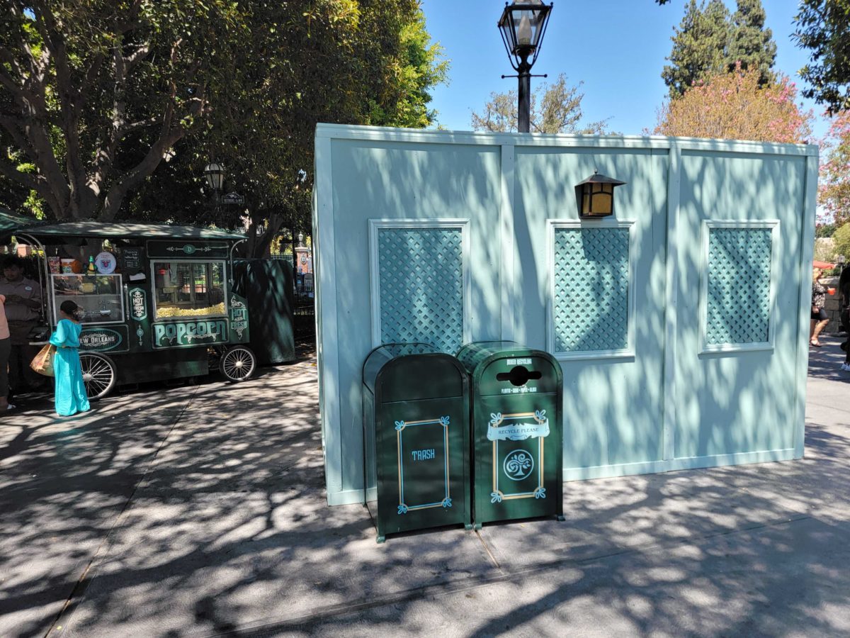 haunted mansion holiday construction 121944