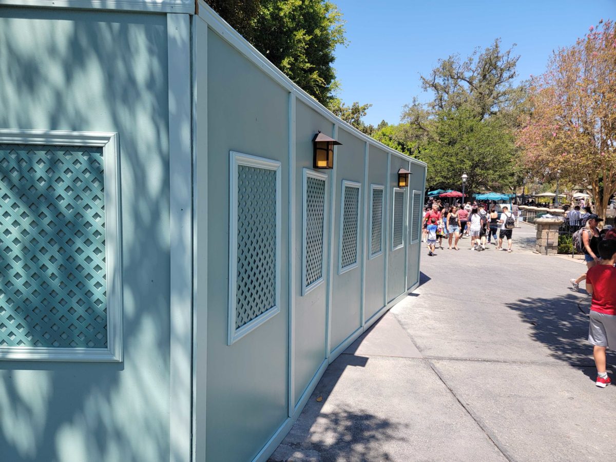 haunted mansion holiday construction 121949