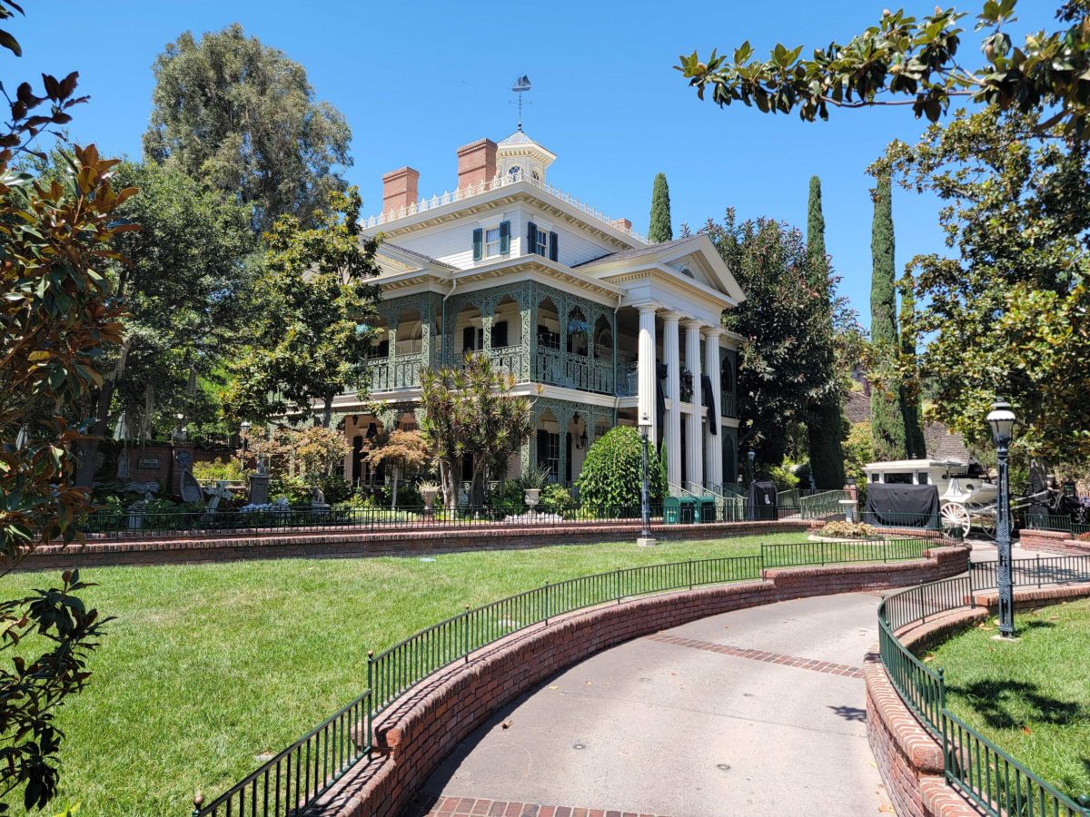 haunted mansion holiday construction 1221490