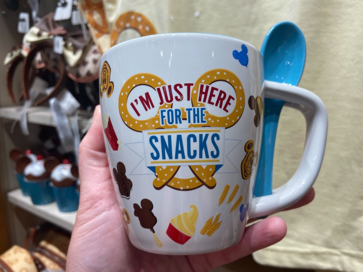 im just here for the snacks mug dlr 1