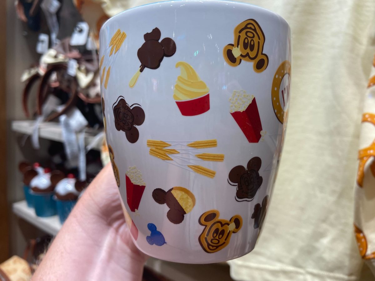 im just here for the snacks mug dlr 3