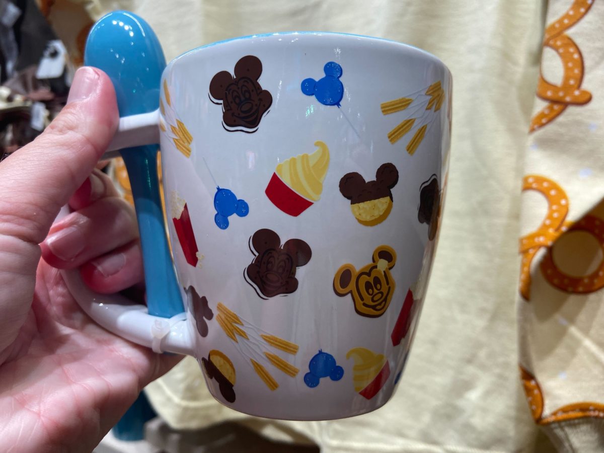 im just here for the snacks mug dlr 4