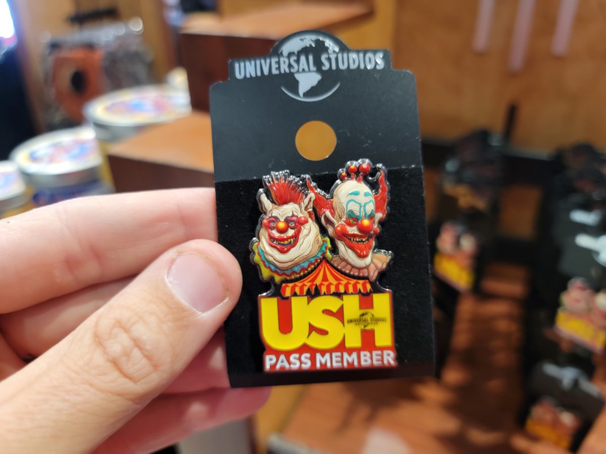 killer klowns from outer space passholder pin 1