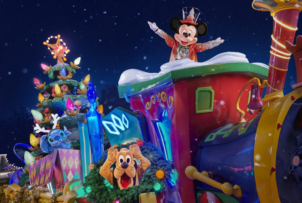 Mickeys Dazzling Christmas Parade 1