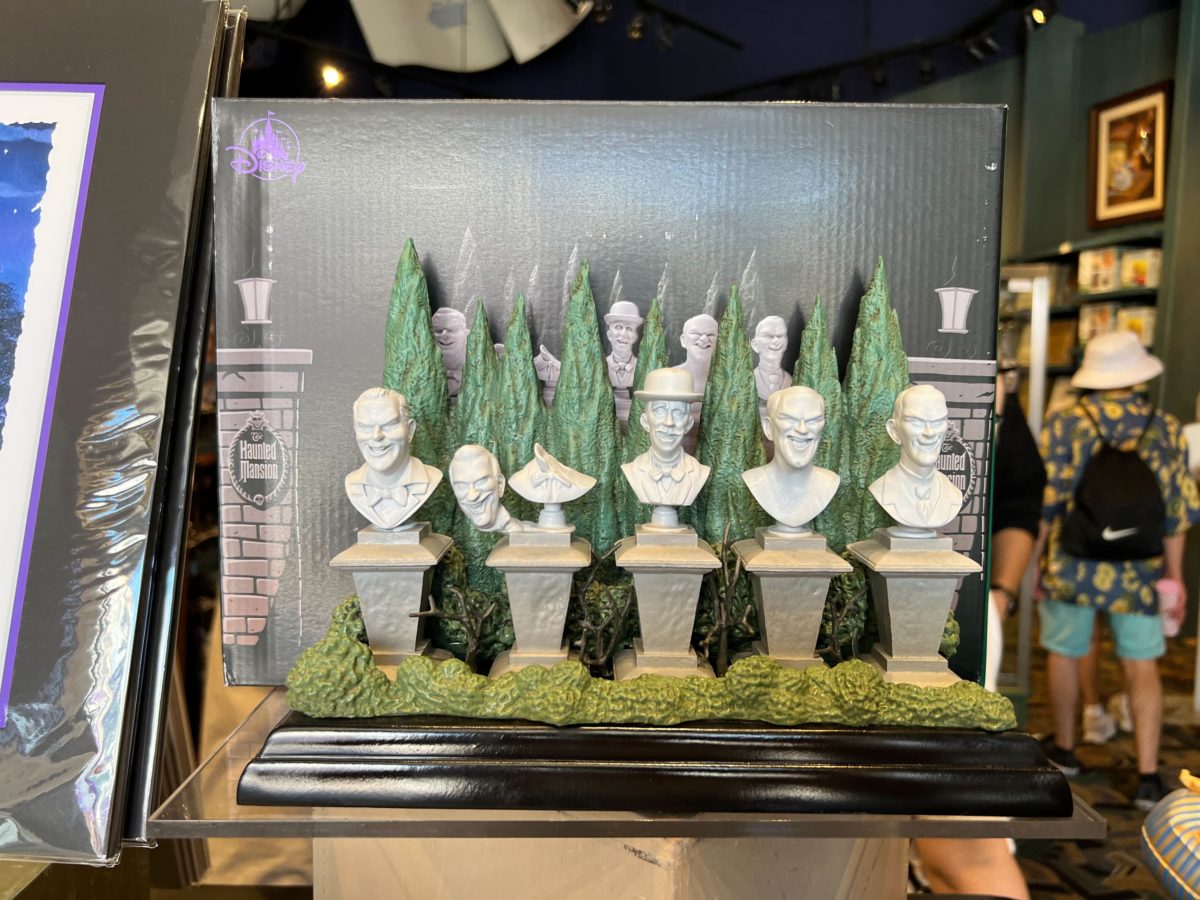 light-up 'singing busts' haunted mansion