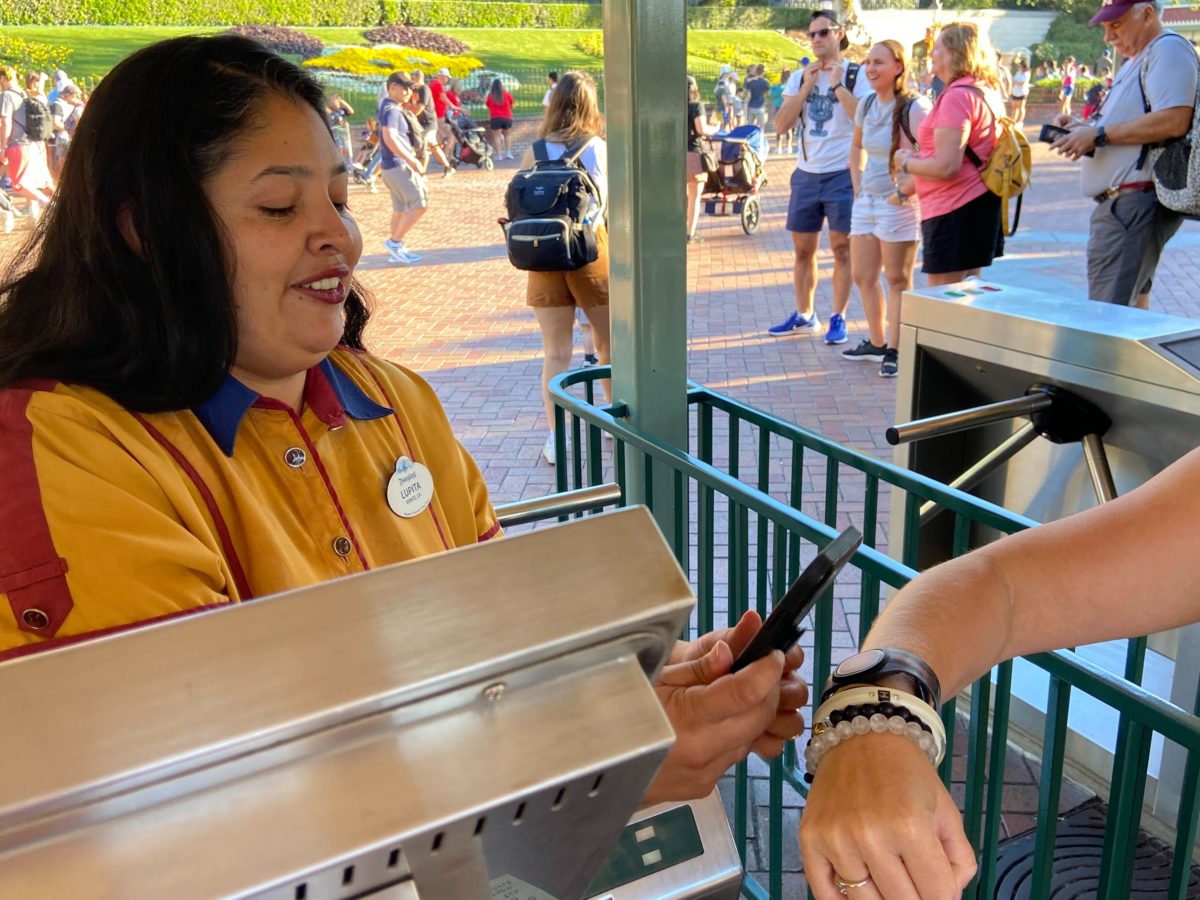 entering park magicband disneyland 5